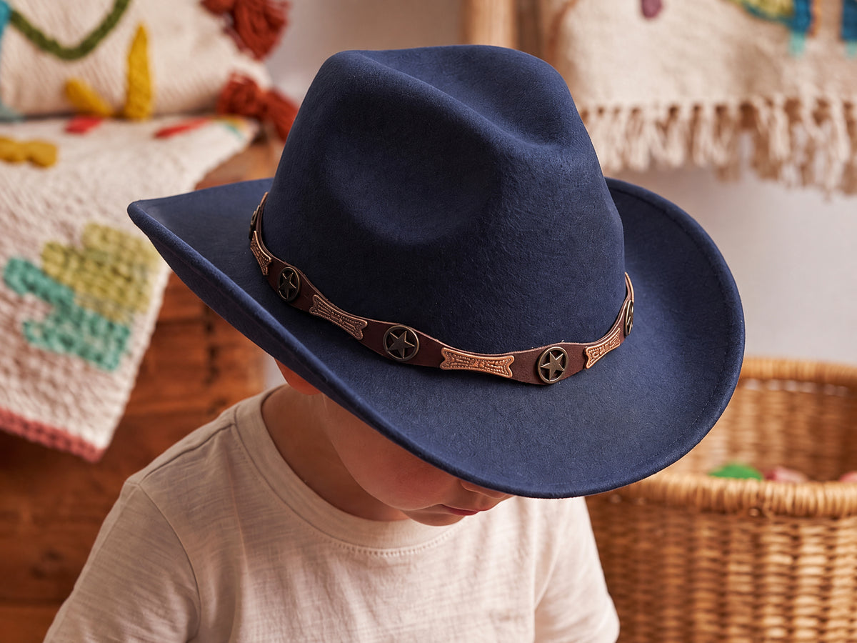 Enfant portant un chapeau de cowboy bleu marine