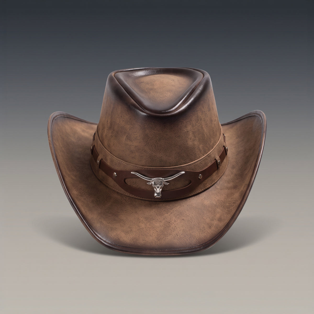Chapeau de cowboy Maverick brun à patine acajou, tête de taureau argentée, vu de face