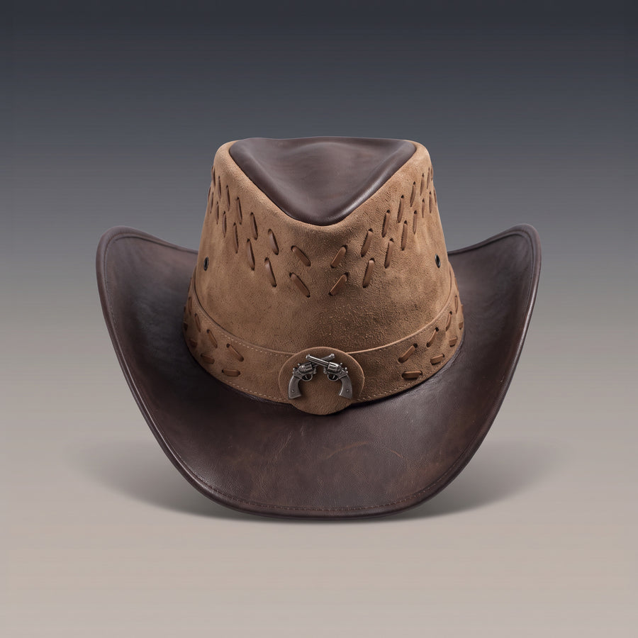 Chapeau de cowboy Nevada bicolore fauve et chocolat, calotte lacée et concho revolvers croisés, vu de face