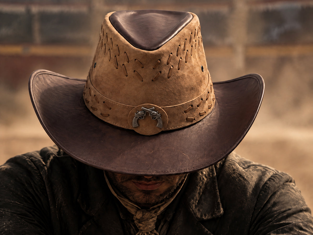 Homme portant un chapeau de cowboy western marron