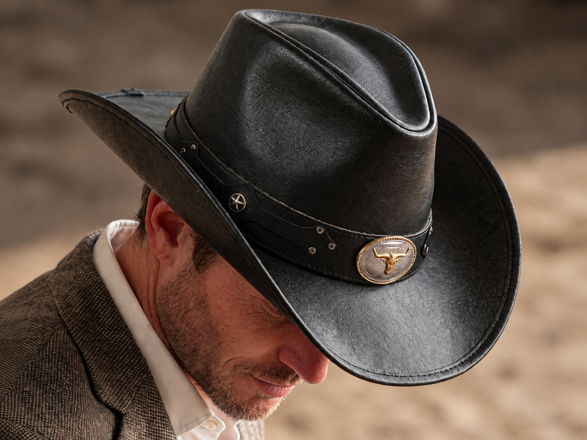 Homme portant un chapeau de cowboy noir à concho