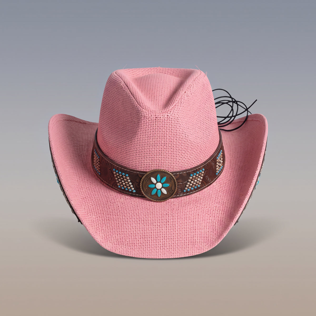 Chapeau de cowboy Azure en paille rose, bandeau brodé et médaillon turquoise, vu de face