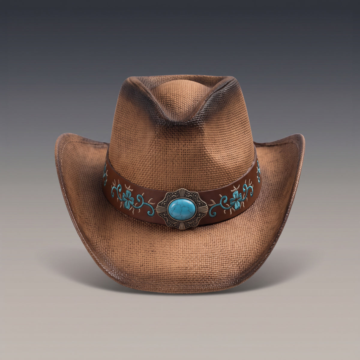 Chapeau de cowboy Arizona en paille à patine caramel, bandeau brodé et médaillon turquoise, vu de face