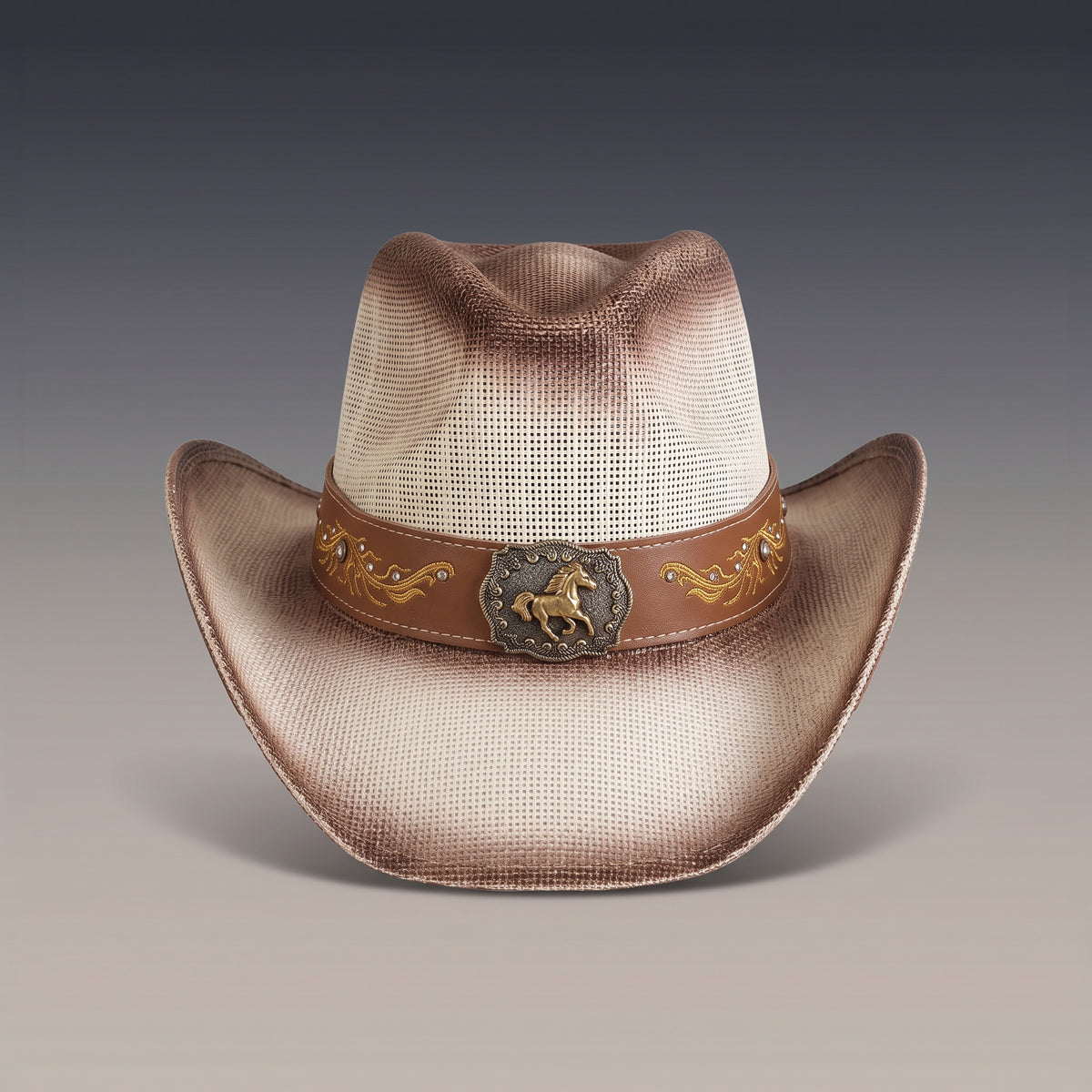 Chapeau de cowboy Cavalier en paille écrue patinée, bandeau camel et concho cheval, vu de face