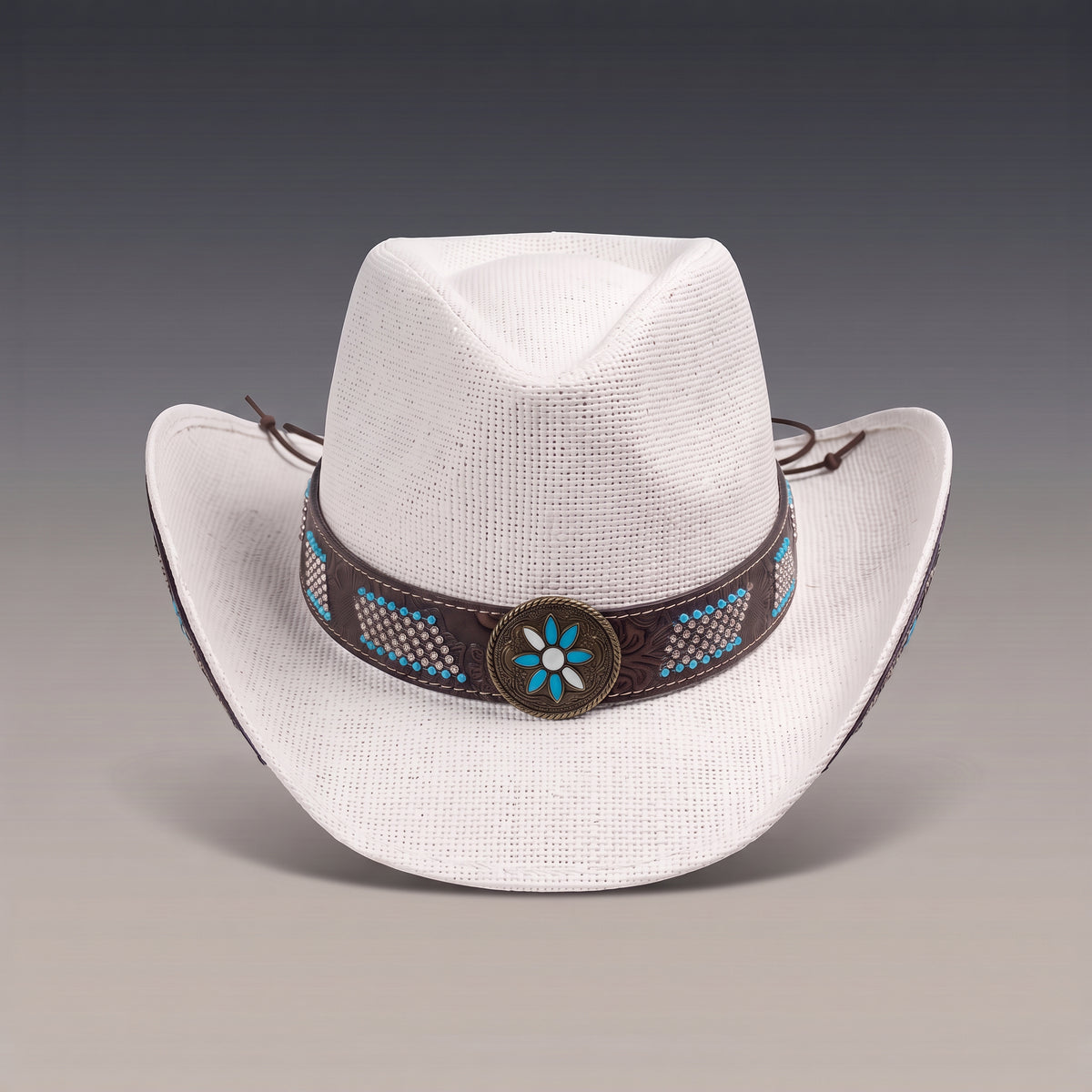 Chapeau de cowboy Azure en paille blanche, bandeau brodé et médaillon turquoise, vu de face