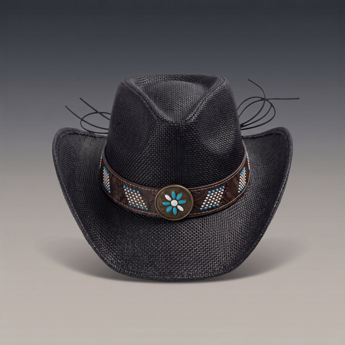 Chapeau de cowboy Azure en paille noire, bandeau brodé et médaillon turquoise, vu de face