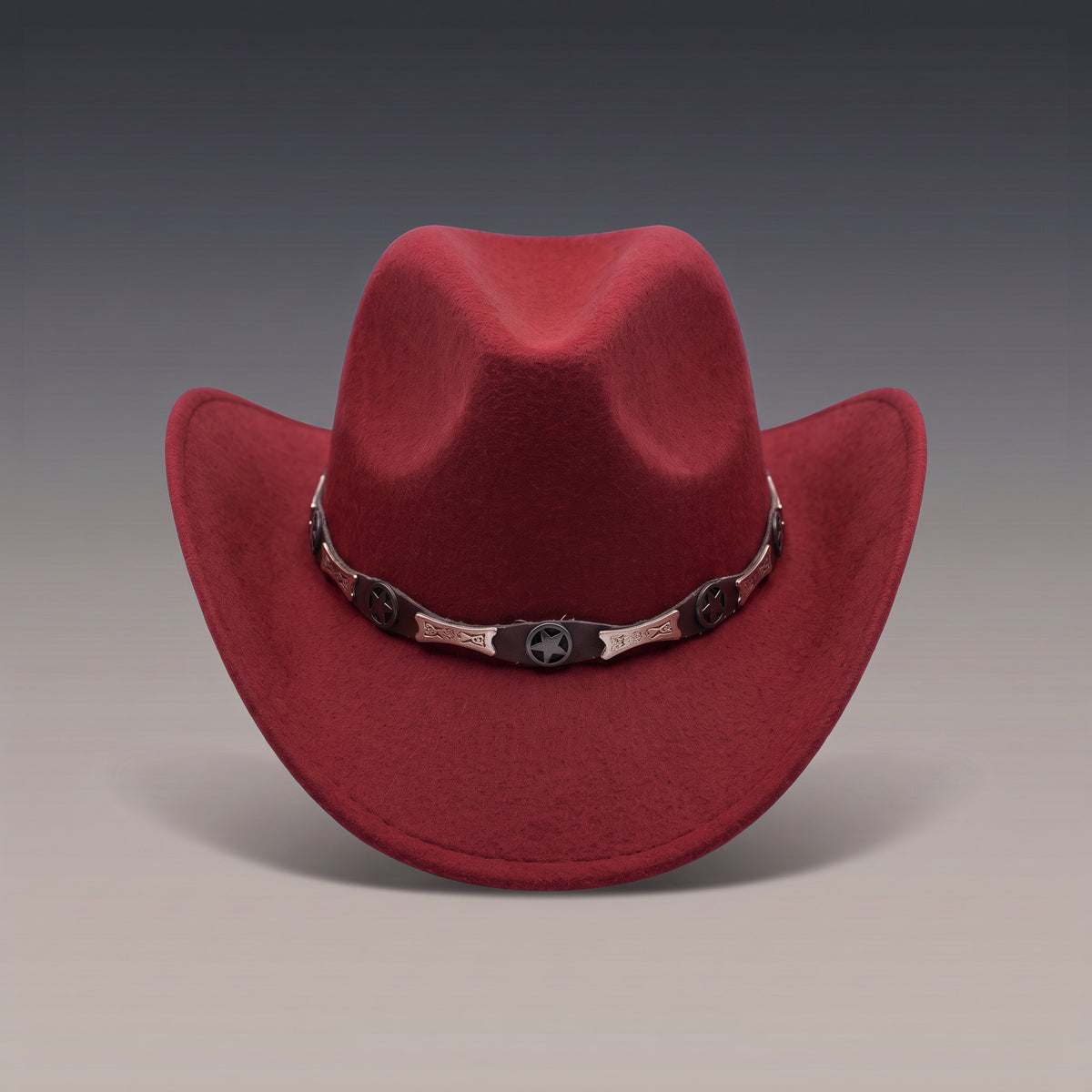 Chapeau de cowboy en feutre bordeaux, bandeau à conchos étoile, vu de face