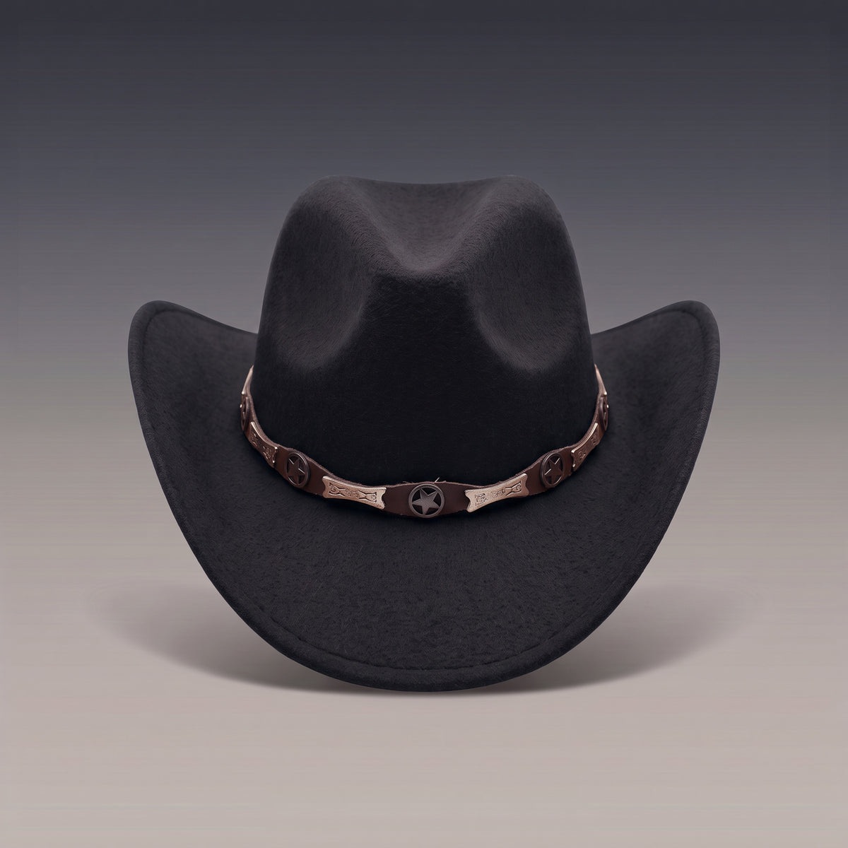 Chapeau de cowboy en feutre noir, bandeau à conchos étoile, vu de face