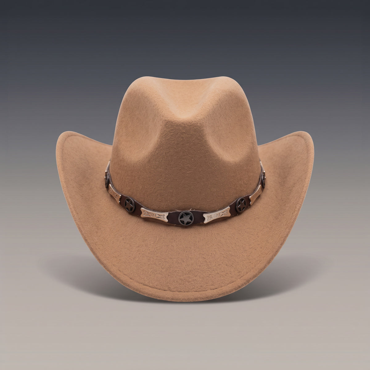 Chapeau de cowboy en feutre beige, bandeau à conchos étoile, vu de face