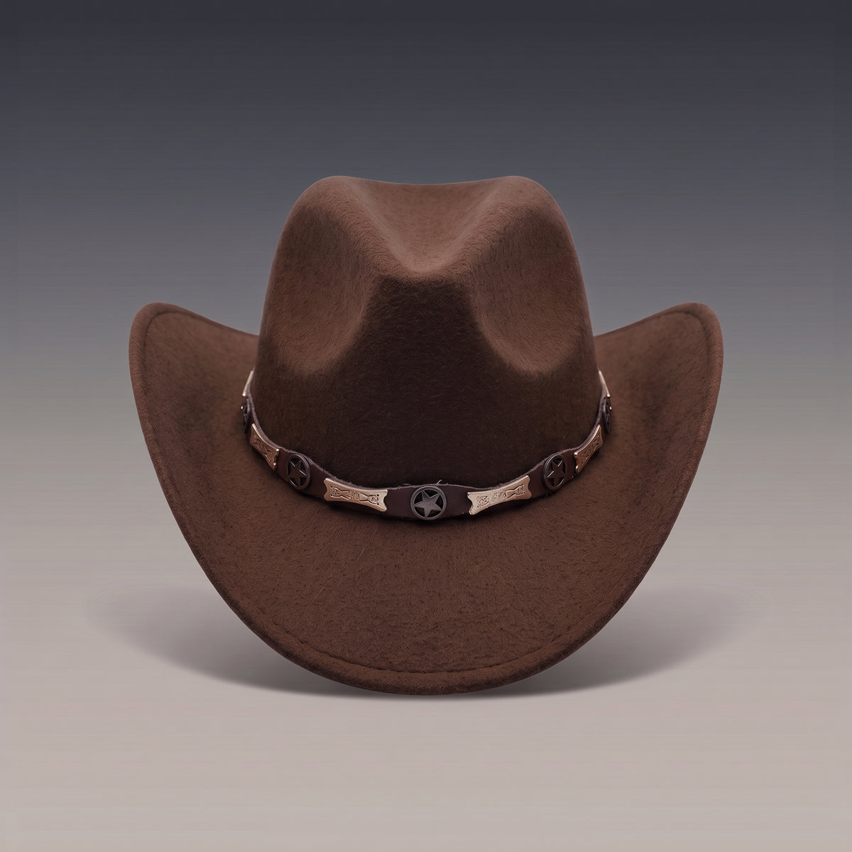 Chapeau de cowboy en feutre marron, bandeau à conchos étoile, vu de face