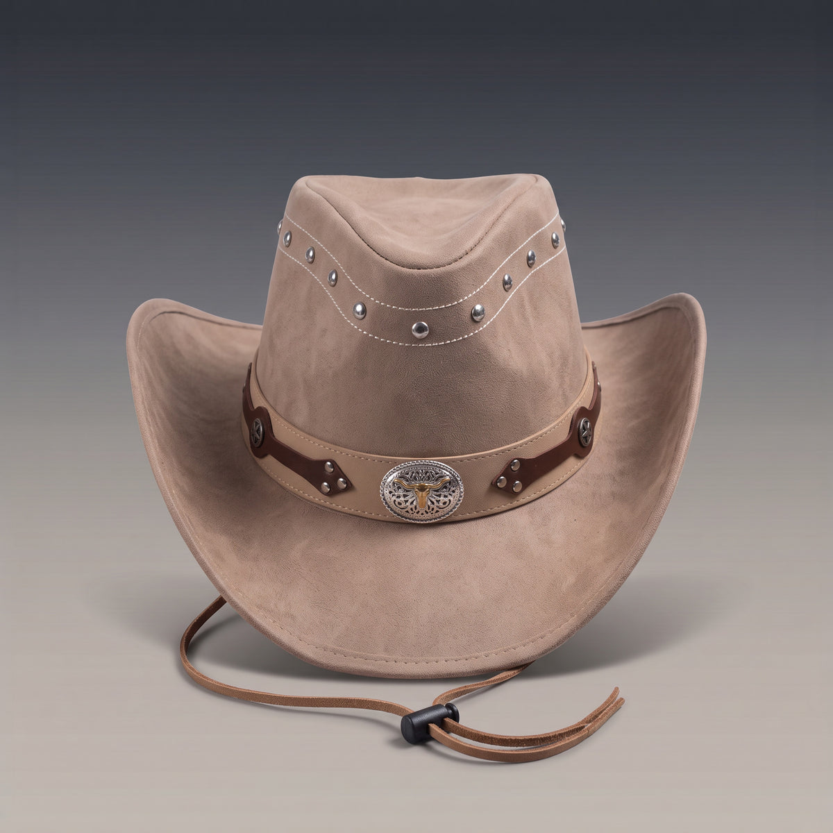 Chapeau de cowboy Denver taupe à finition veloutée, calotte cloutée et médaillon tête de taureau, vu de face